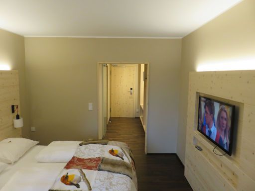Hotel & Gasthof Feldmochinger Hof, München, Deutschland, Zimmer 6 mit offenen Wandschrank, Kofferablage, Eingangstür und Trennwand zum Badezimmer