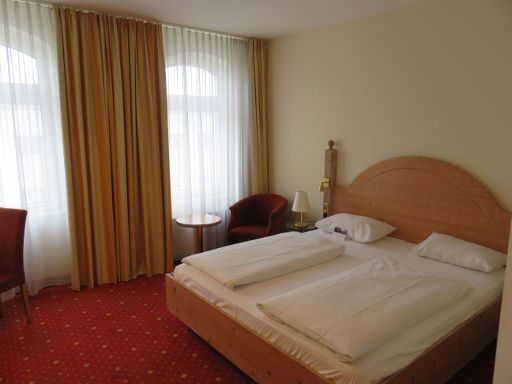 Mercure Hotel Berlin Mitte, Deutschland, Zimmer 306 mit Doppelbett, Nachttischleuchten, Fenster, Sessel und kleinen Tisch