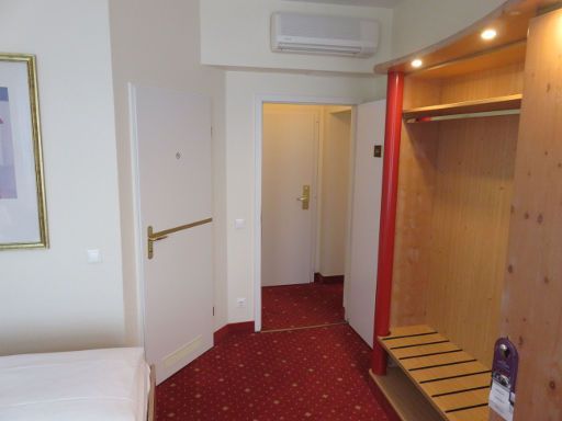 Mercure Hotel Berlin Mitte, Deutschland, Zimmer 306 mit Trennwand und Tür zum Badezimmer, doppelte Eingangstür und Verbindung zum Nachbarzimmer, Klimaanlage