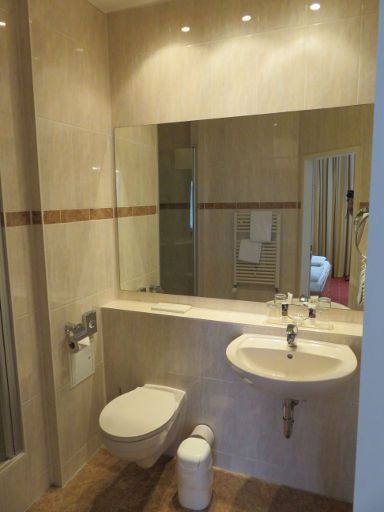 Mercure Hotel Berlin Mitte, Deutschland, Bad mit WC, Waschtisch, Spiegel, Vergrößerungsspiegel und Haartrockner
