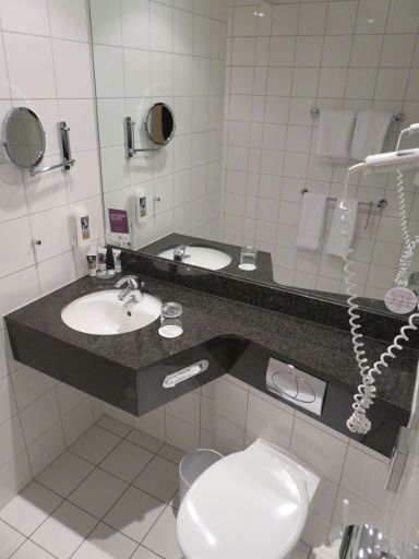 Mercure Hotel Hannover Mitte, Hannover, Deutschland, Bad mit Waschtisch, WC und Haartrockner