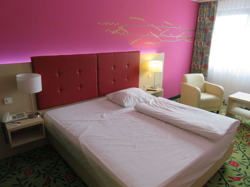 Michel Hotel Wetzlar, Wetzlar, Deutschland, Zimmer 410 mit Doppelbett, Telefon, Nachttischleuchte, großem Fenster, Sessel und Tisch
