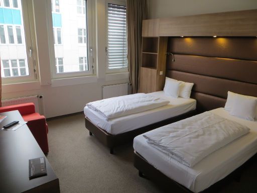 motel plus, Berlin, Deutschland, Zimmer 219 mit Fenster, Sessel und zwei Einzelbetten