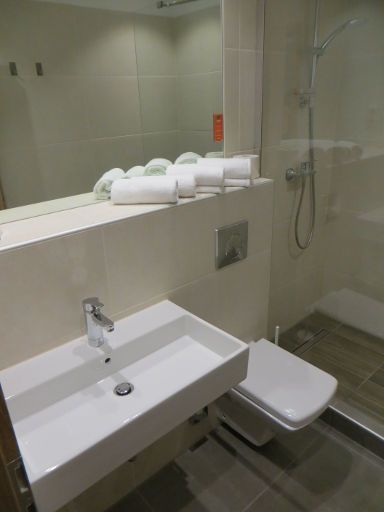 motel plus, Berlin, Deutschland, Bad mit Waschtisch und WC