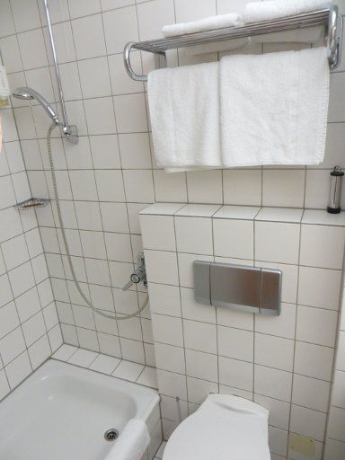 H+ Hotel Nürnberg (ehemals Ramada® Landhotel Nürnberg), Deutschland, Bad mit Dusche und WC