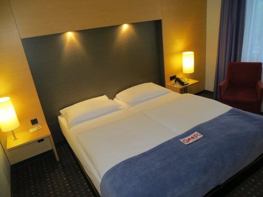 Welcome Hotel, Essen, Deutschland, Zimmer 131 mit Doppelbett, Nachttischleuchten, Leseleuchten und Sessel