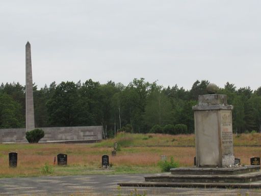 Gedenkstätte Bergen-Belsen, Lagergelände, Lohheide, Deutschland, Obelisk und Inschriftenwand von 1952