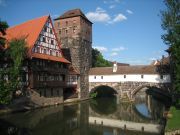 Nürnberg, Deutschland, Turm und bebaute Brücke über die Pegnitz