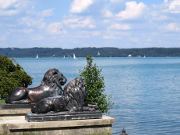 Tutzing, Deutschland, Starnberger See, Löwen aus Bronze an der Uferpromenada