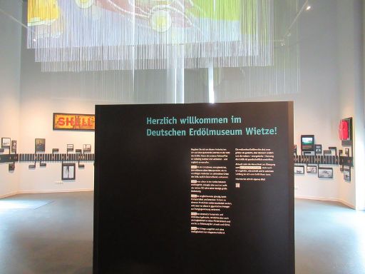 Deutsches Erdölmuseum, Wietze, Deutschland, Ausstellung mit Zeitlinie