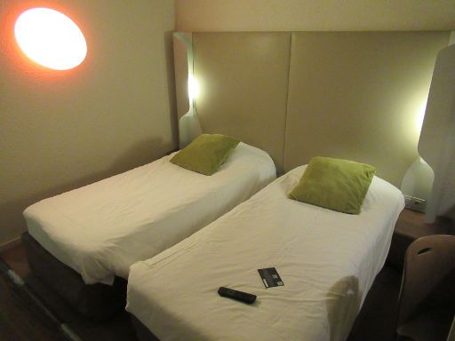 Campanile Poitiers, Poitiers, Frankreich, Zimmer 14 mit zwei Einzelbetten und Beleuchtung