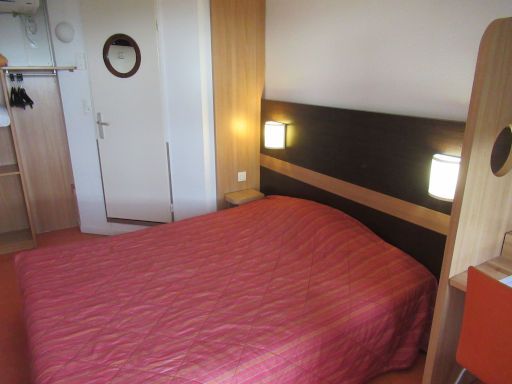 Hotel Première Classe Bourges, Bourges, Frankreich, Zimmer 68 mit Wandschrank, Tür zum Bad, großem Bett und Beleuchtung