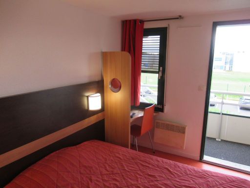 Hotel Première Classe Bourges, Bourges, Frankreich, Zimmer 68 mit großem Bett, kleinem Tisch, Stuhl, Fenster, Heizkörper und Eingangstür