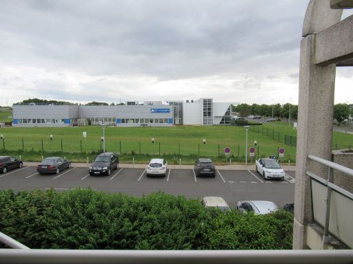 Hotel Première Classe Bourges, Bourges, Frankreich, Zimmer 68 mit Ausblick auf einen Parkplatz