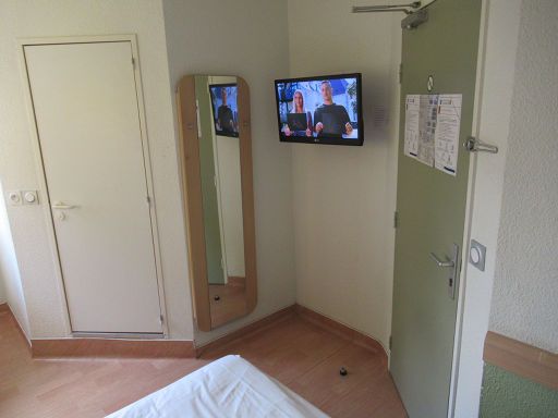 ibis budget Dunkerque Grande Synthe, Grande Synthe, Frankreich, Zimmer 215 mit Tür zum Bad, Wandspiegel, Fernseher und Eingangstür