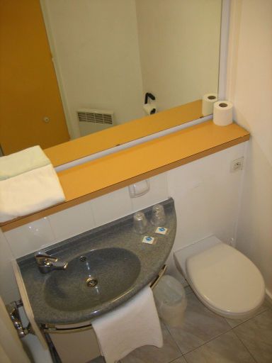 ibis budget Nice Palais Nikaia, Nizza, Frankreich, Badezimmer mit Waschbecken und WC