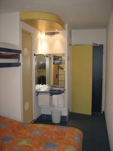 ibis budget Paris Porte d’Italie Ouest, Paris, Frankreich, Doppelbett, Hochbett, Tür zum WC und Dusche, Eingangstür