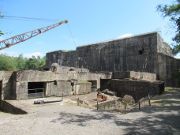 V2 Stellung Kraftwerk Nord-West, Eperlecques, Frankreich, Baukran vor teilweise zerstörtem Bunker