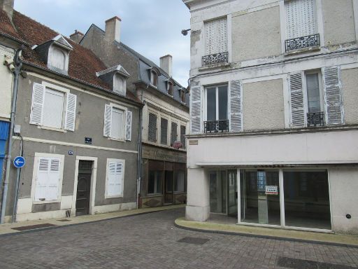 Mehun sur Yèvre, Frankreich, leerstehende Wohnungen und geschlossene Ladengeschäfte