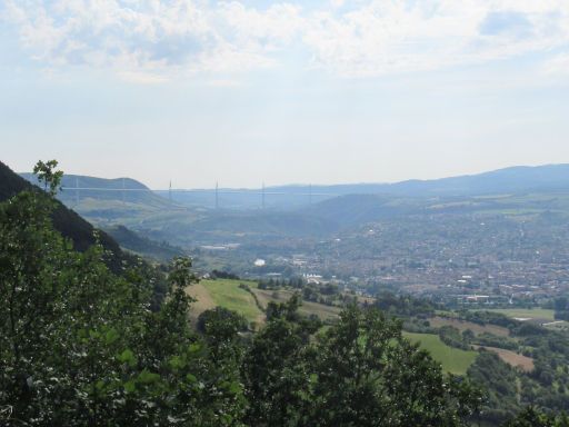 Millau, Frankreich, Blick von der D 809 auf die Stadt mit der Brücke im Hintergrund