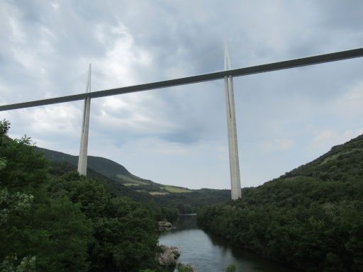 Viaduc de Millau, Autobahnbrücke, Millau, Frankreich, Ansicht vom Tal am Fluss Tarn