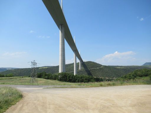 Viaduc de Millau, Autobahnbrücke, Millau, Frankreich, Parkplatz unter der Brücke