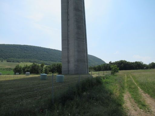 Viaduc de Millau, Autobahnbrücke, Millau, Frankreich, Stahlbetonpfeiler