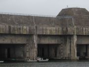 U-Boot-Bunker, Saint Nazaire, Frankreich, U-Boot Boxen und Standort der Flugabwehr auf dem Dach