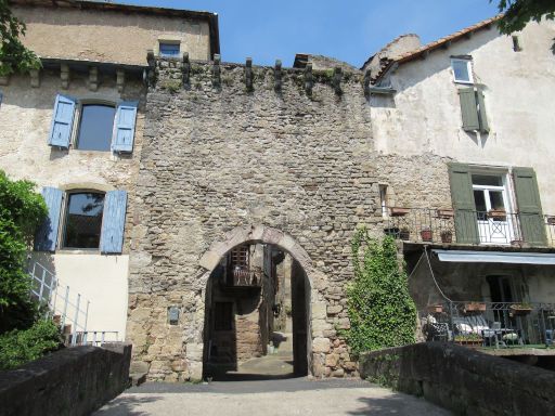 Saint-Rome de Tarn, Frankreich, Stadttor mit Häusern