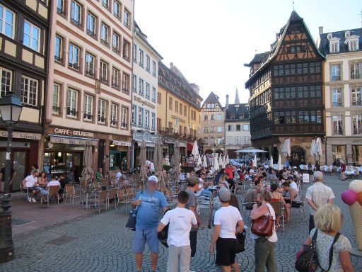 Straßburg, Frankreich, Münsterplatz im Hintergrund La Maison Kammerzell, Handelshaus aus dem Jahr 1467