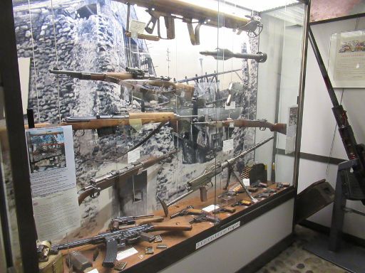 Musée Mémorial des Combats de la Poche de Colmar, Turckheim, Frankreich, Waffen der Wehrmacht mit Sturmgewehr 44