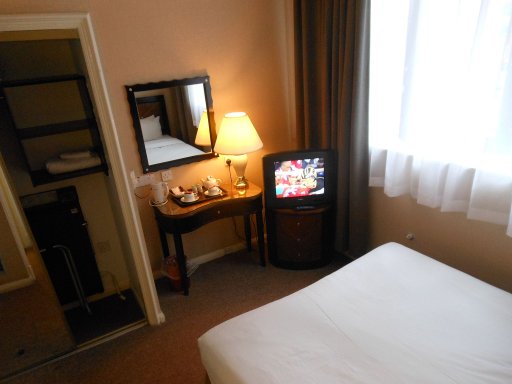 Britannia Hotel Manchester City Centre, Manchester, Großbritannien, Zimmer 308 mit großem Bett, Wandschrank, kleinen Tisch, Röhrenfernseher, Spiegel und Fenster