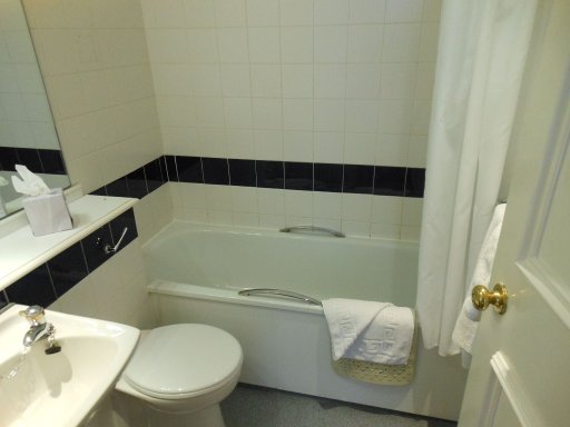 Britannia Hotel Manchester City Centre, Manchester, Großbritannien, Badezimmer mit Waschbecken, großen Spiegel, WC und Badewanne mit Duschfunktion