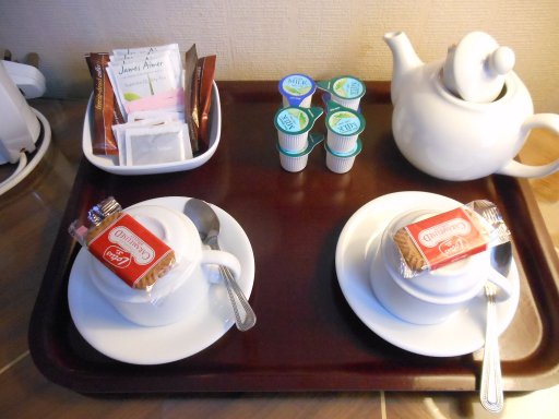 Britannia Hotel Manchester City Centre, Manchester, Großbritannien, Wasserkocher, Kaffee, Tee, Milch, Zucker und Kekse im Zimmer