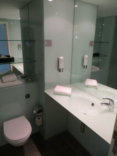Ramada® Encore® Birmingham City Centre, Birmingham, Großbritannien, Badezimmer mit WC und Waschtisch