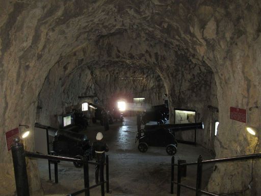 Great Siege Tunnels, Gibraltar, St. George’s Hall mit 7 Geschützen