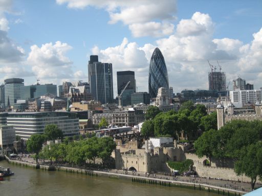 London, Großbritannien, Blick von der Tower Bridge auf The Tower of London und Swiss RE Tower