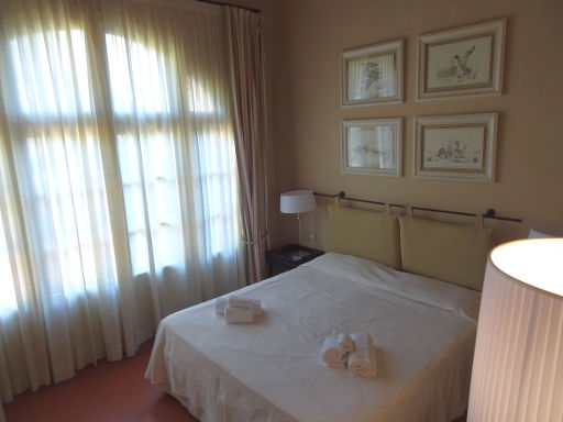 Borgo di Pratavecchie, Migliarino, Italien, Schlafzimmer mit Doppelbett und circa 4 Meter Deckenhöhe
