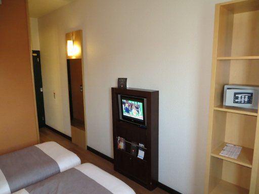 Ibis Milano Ca Granda, Mailand, Italien, Zimmer 321, Mini Safe, Fernseher, Wandspiegel, Trennwand zum Bad und Eingangstür
