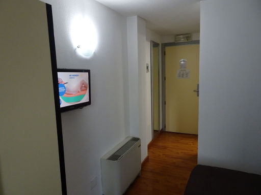 Ibis Styles Palermo Cristal, Palermo, Italien, Zimmer 607 mit Klimaanlage, Wandspiegel, Eingangstür und Tür zum Badezimmer