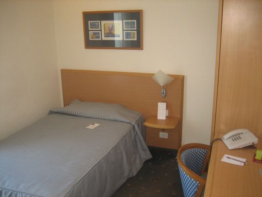 Mercure Napoli Garibaldi, Neapel, Italien, Zimmer 414 mit Bett, Schrank, Stuhl und Tisch