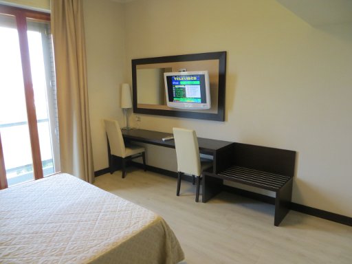Suite Hotel Elite, Bologna, Italien, Zimmer 712 mit Schreibtisch, zwei Stühle, Fernseher und Kofferablage