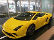 Lamborghini in einer kleinen Ausstellung am Flughafen