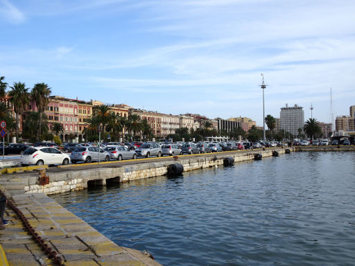 Cagliari, Italien, Hafen mit öffentlichen Parkplätzen