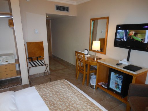 Geneva Hotel, Amman, Jordanien, Zimmer 224 mit Eingangstür, Wand zum Bad, kleinem Schreibtisch und Wasserkocher