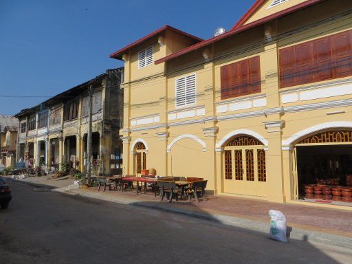 Kampot, Kambodscha, Straße im Zentrum mit restaurierten und unrestaurierten Häusern