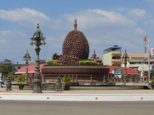 Kampot, Kambodscha, Durian Frucht in der Mitte vom Kreisverkehr