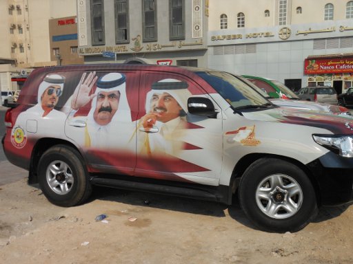 Doha, Katar, Toyota Landcruiser mit Dekoration zum Nationalfeiertag 18.Dezember