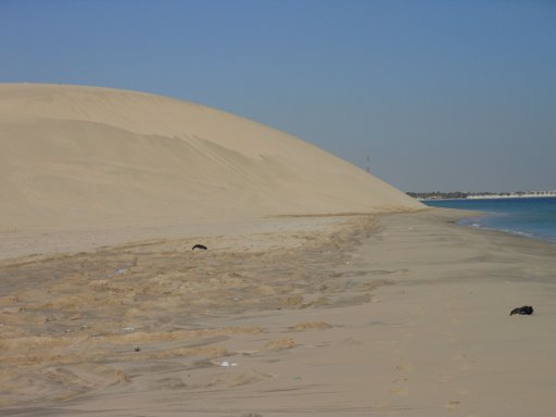 Rundreise Mietwagen, Katar, Sanddünen der Wüste treffen auf das Meer