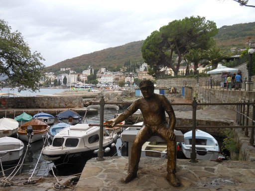 Opatija, Kroatien, winziger Hafen mit Bootsbesitzer Statue